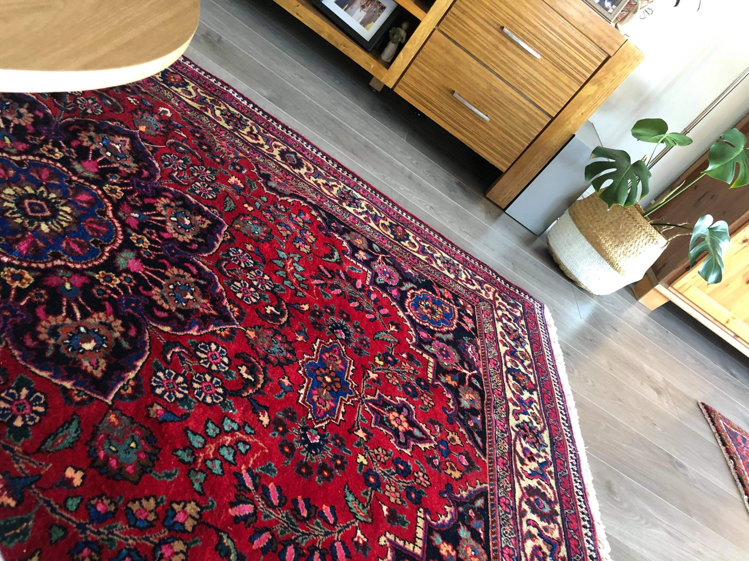 Image of the back of a Persian rug, with close-up view of the asymmetrical knots in the weave. Asymmetrical knots are a key characteristic of handmade Persian rugs, while machine-made rugs feature symmetrical knots that are uniform in size and shape. By examining the knots on the back of a Persian rug, you can determine whether it is authentic and hand-crafted, or machine-made.
